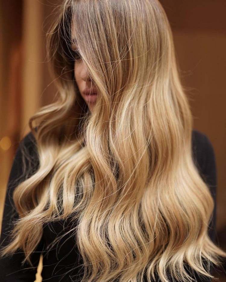 aktuálne blond odtiene 2021 medová blond farba vlasov trend