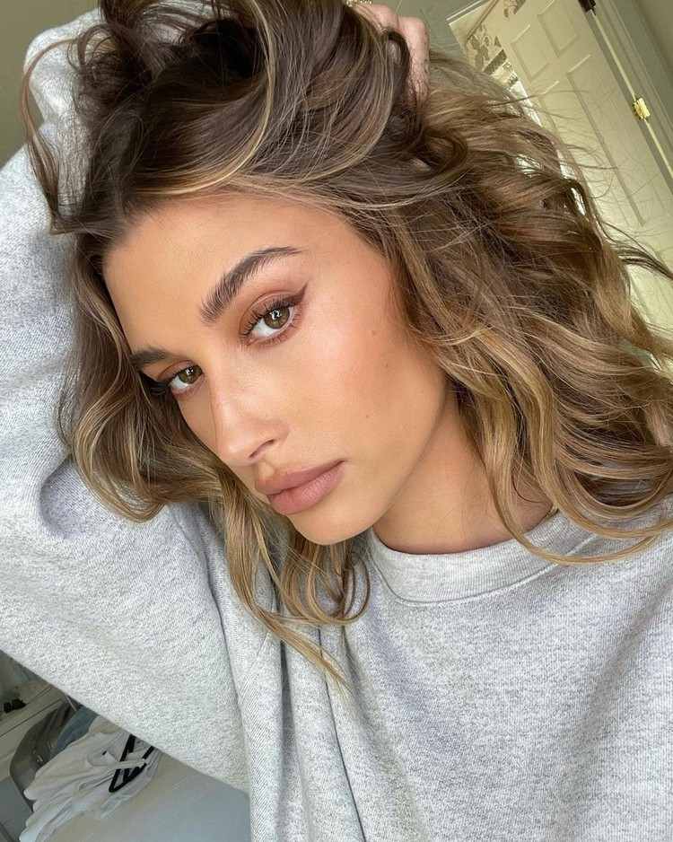 Hailey Bieber tmavá blond farba vlasov blond tóny 2021 obrázkov