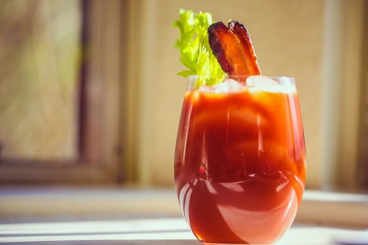 kokteil bloody mary recept jamie oliver zeler plátok slaniny