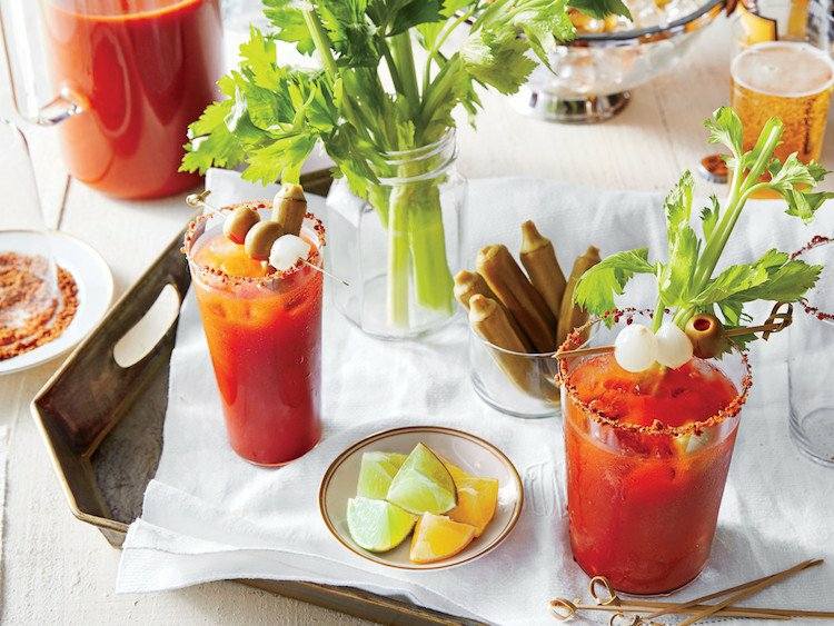 krvavý kokteil kokteil recept servírovanie podnos korenie obloha