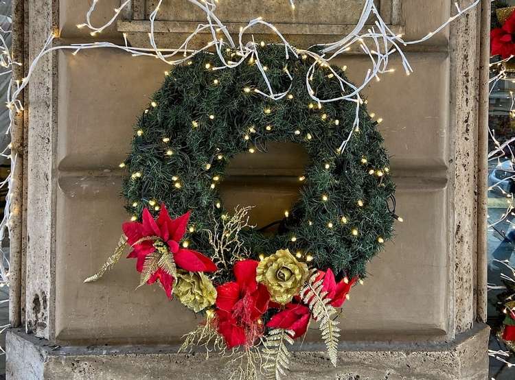 Vianočný veniec so svetlami červená vianočná hviezda a zlatými ružami