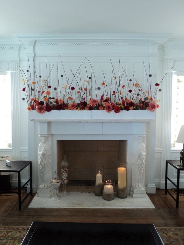 Nápady na výzdobu krbových ríms s nápadmi na dekoráciu sviečok s kvetinovým stĺpom