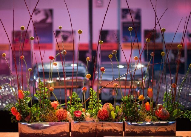 Aranžujte kvety ako profesionálne vedro s lesklými povrchovými kovovými efektmi