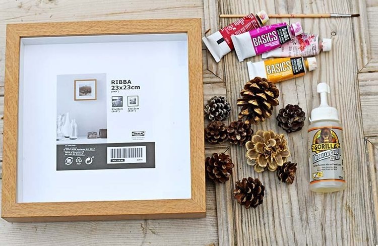 Ručné práce s borovicovými šiškami, nápad na dekoráciu steny, materiál na prvý pohľad