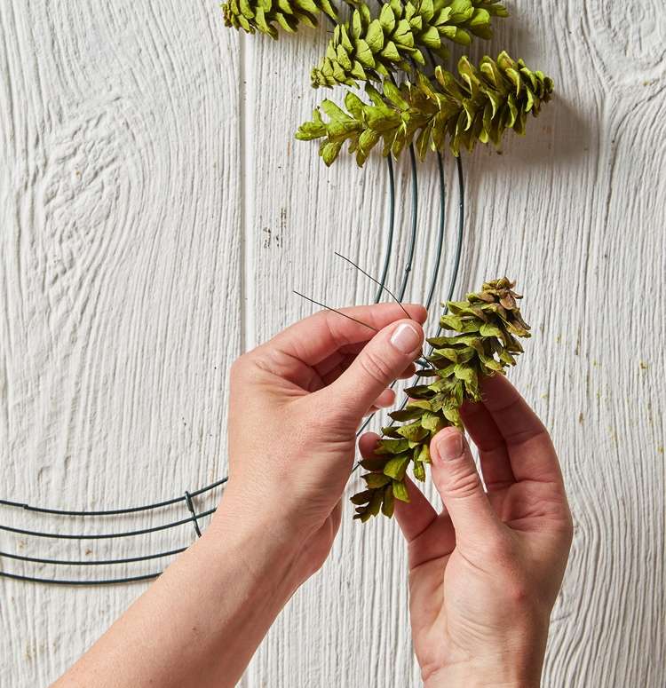 Vyrobte si vlastný dverný veniec z namaľovaných šišiek Návod