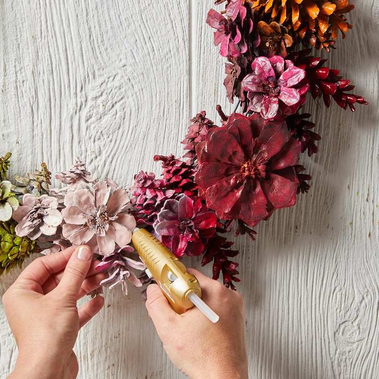 Vyrobte si kvety z borovicových šišiek a vyrobte si vlastný jarný veniec