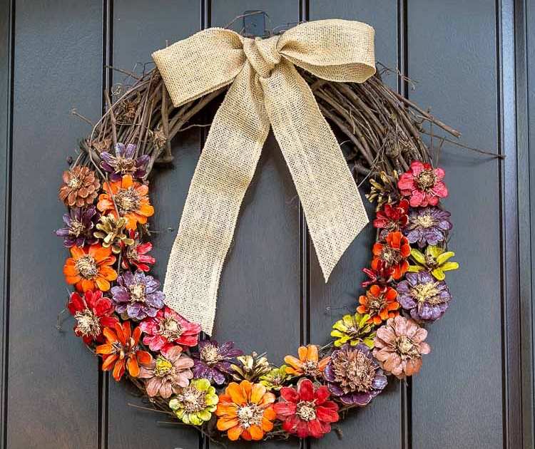 Jesenná dekorácia s dverovým vencom s kvetmi z borovicových šišiek a vŕbového venca