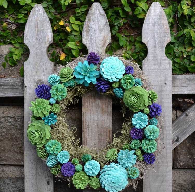 Jarný veniec z kvetov borovice a machu ako záhradná dekorácia