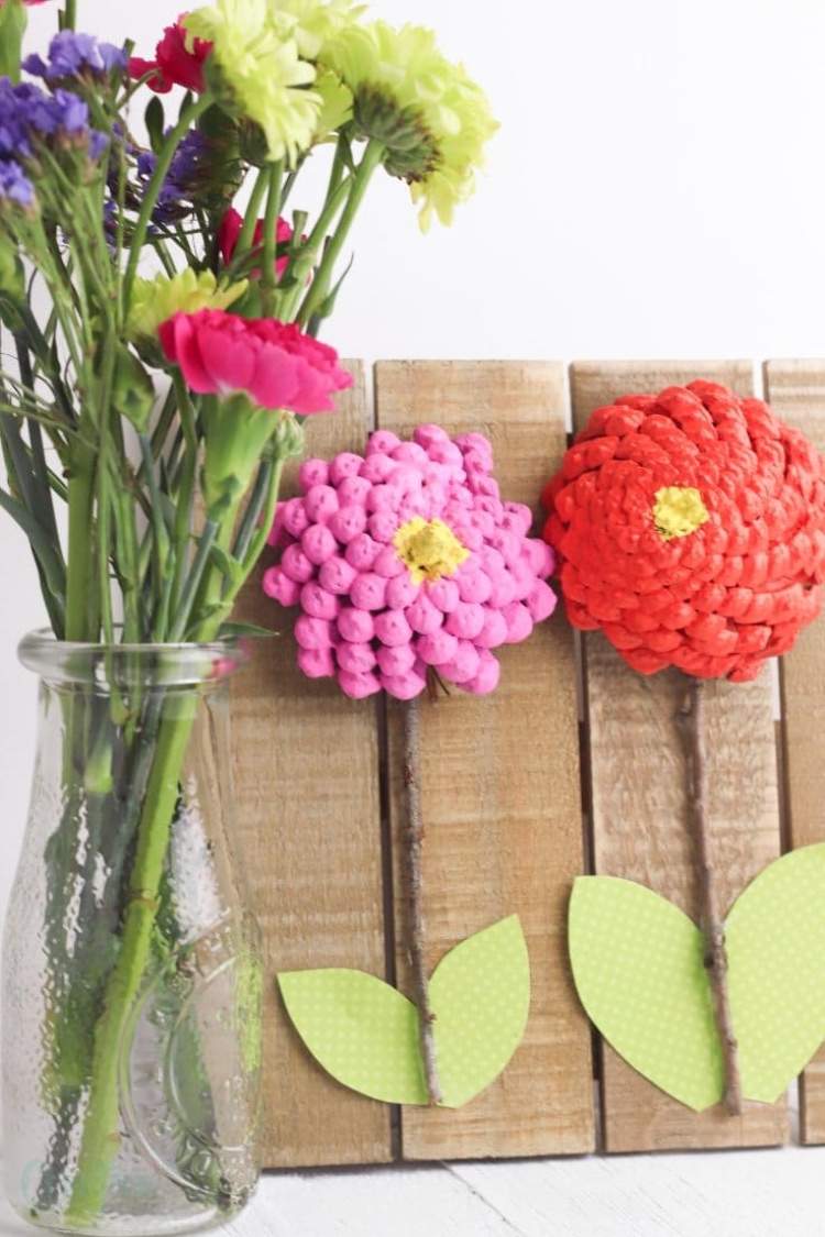 Remeselný nápad pre deti maľovať kvety z borovicových šišiek