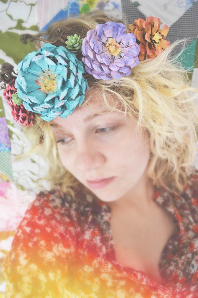 Kvety vyrobené z borovicových šišiek, nápady remesiel pre jarné dekorácie a pokrývky hlavy