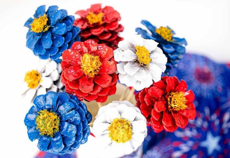 Jarná dekorácia s kvetmi z borovicových šišiek vo váze