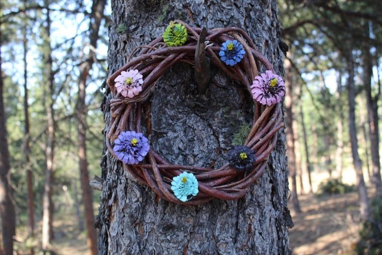 Kvety zo šišiek a vŕbového venca ako ozdoba v záhrade