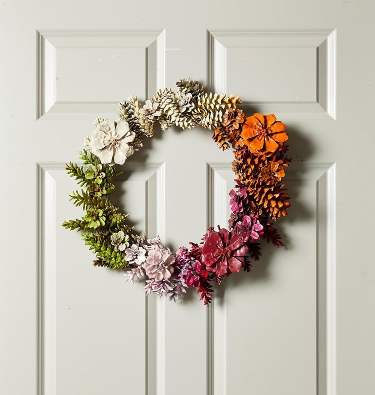 Dverový veniec z borovicových šišiek si vyrobte sami podľa pokynov a nápadov