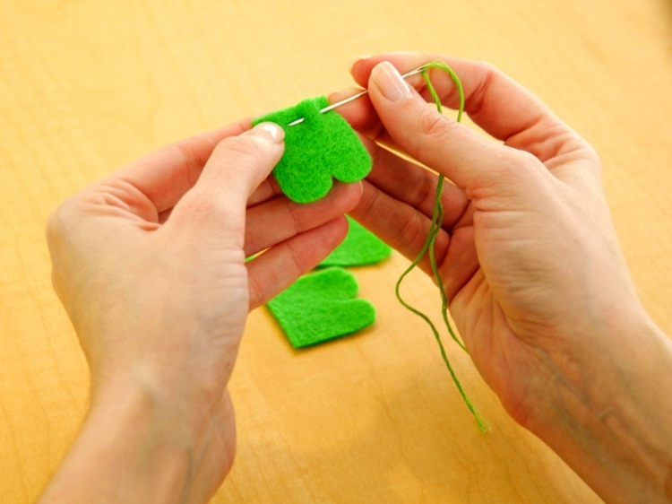 šijacia-plstená-šťastná listová niť-ihla