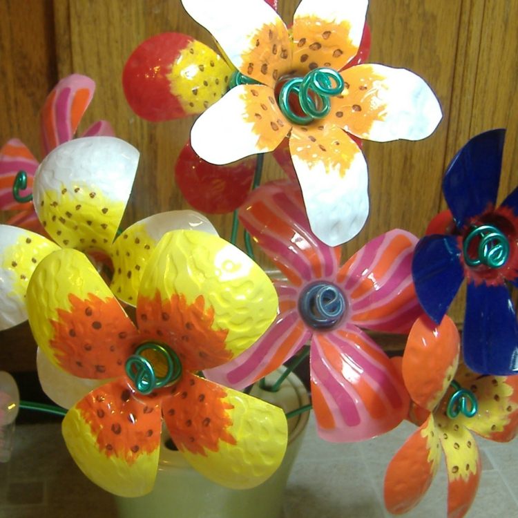 drôt-kvety-plastová-fľaša-prázdna váza