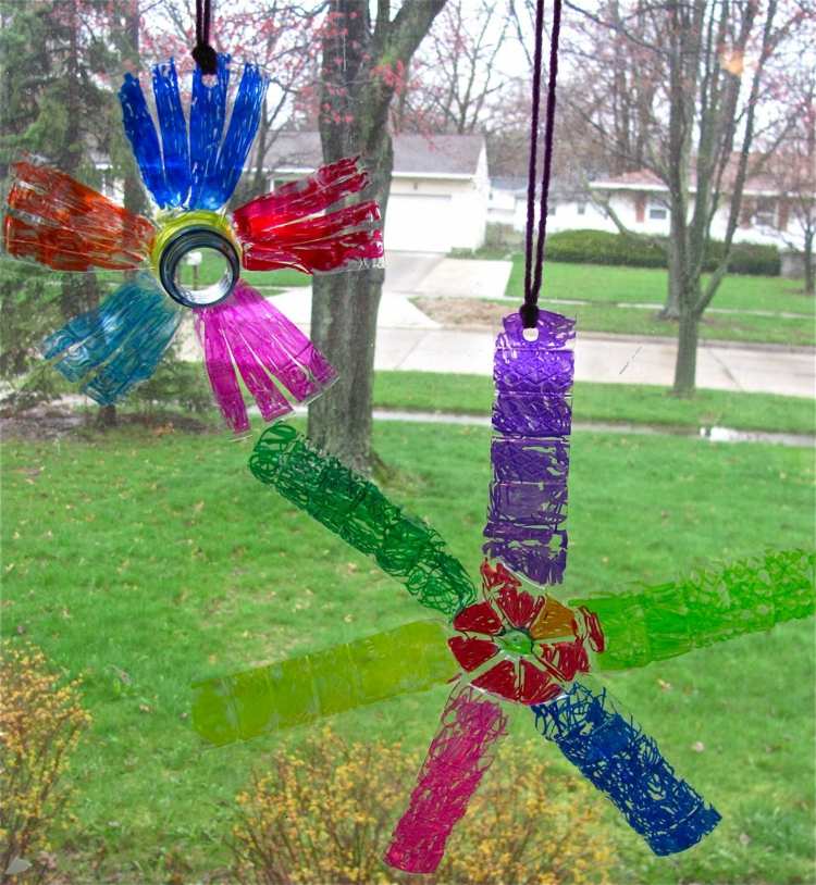 plastové fľaše-prázdne-kvety-maľba-dekorácia okna