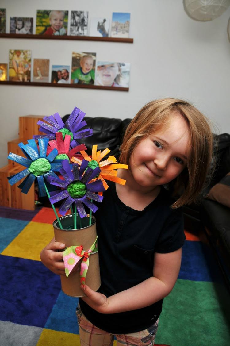 toaletný papier-kotúč-váza-farbený na obrúsky