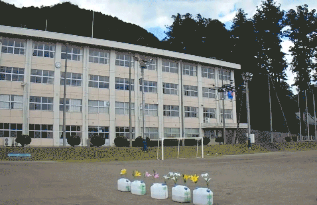 lietajúci dron rozhadzuje mydlové bubliny a môže opeľovať kvety