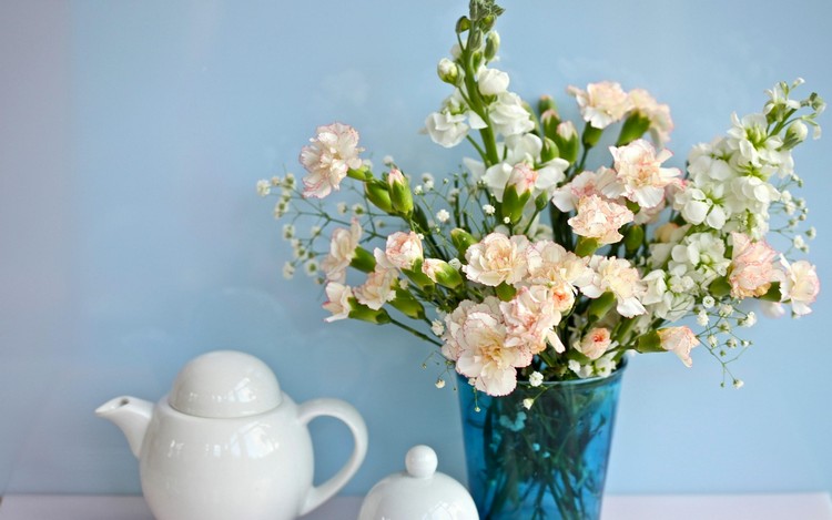 kvetinová výzdoba-jarné karafiáty-gypsofila-modrá-sklenená váza