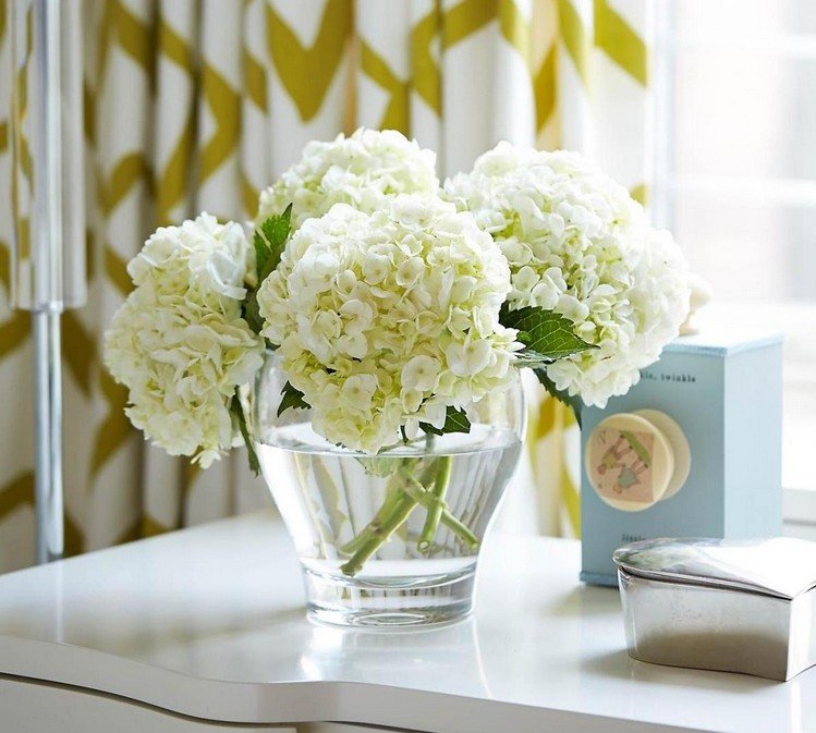 kvetinová dekorácia-jar-biela-hortenzie-sklenená váza
