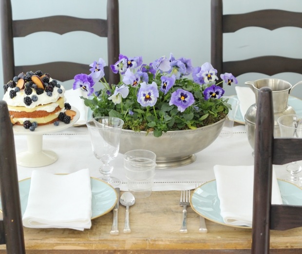 maceška jarná dekorácia stôl kovová misa