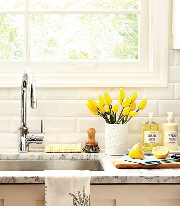 Jarná kvetinová dekorácia kuchynský drez žlté tulipány