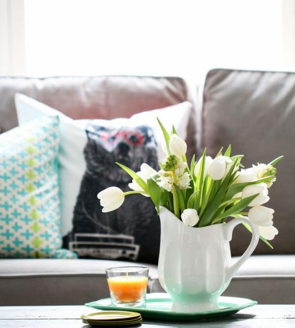 Kvetinová dekorácia na jar stôl do obývačky biele tulipány