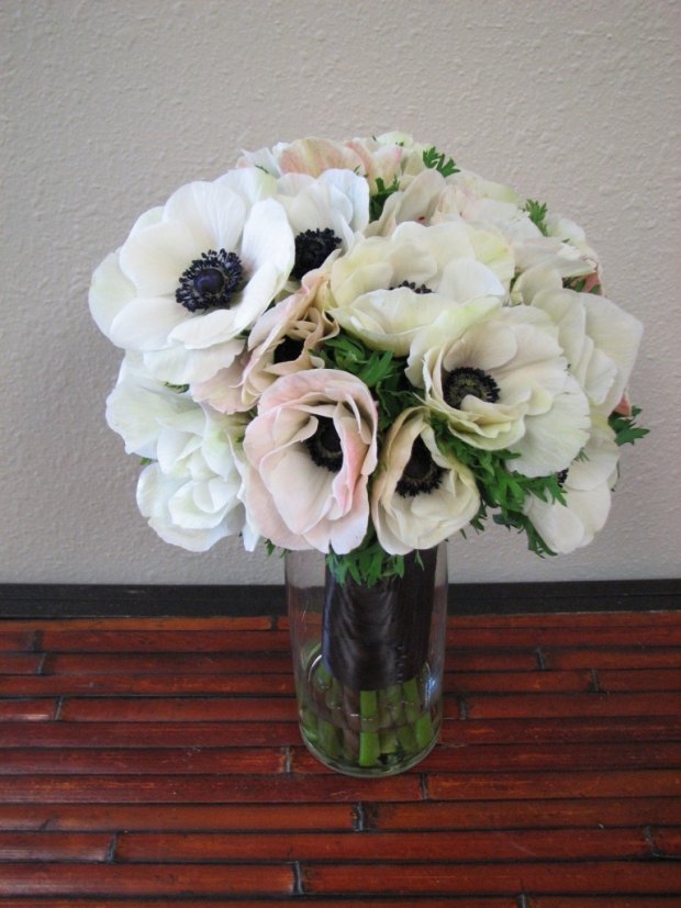 sasanky biela ružová váza na kytice jar