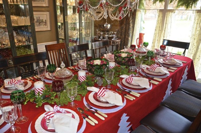 Stôl s červeným obrusom a dekorom kvetov Slávnostné zdobenie stolu od Carolyne-Roehm