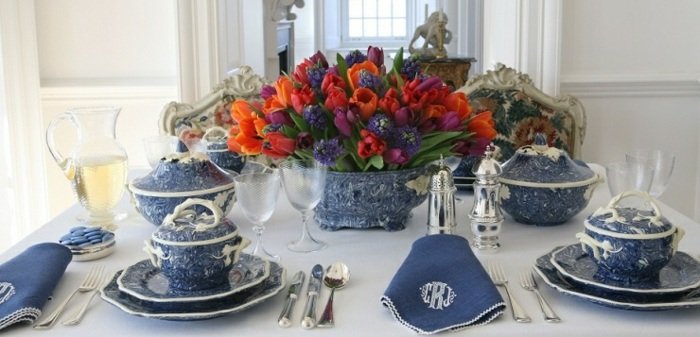 červené kvety modré obrúsky Dekorácia na stôl s kvetmi