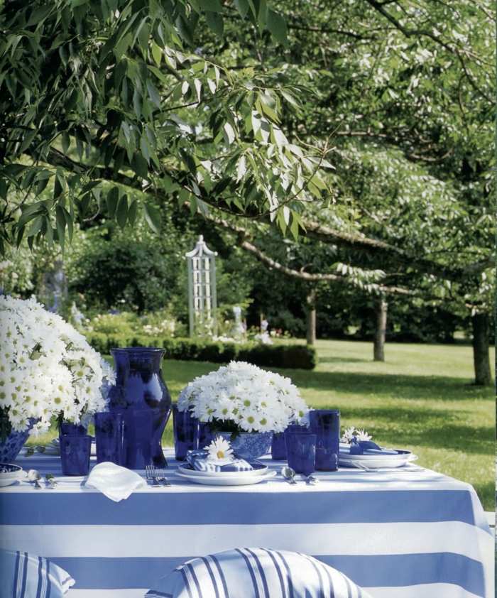 Dekorácia stola v záhrade Jedzte v lete s krásnymi bielymi kvetmi