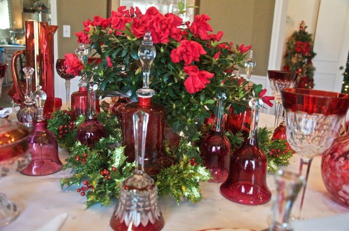 Vzorová dekorácia s kvetmi na stole Kvetinový dekor na stole od Roehma