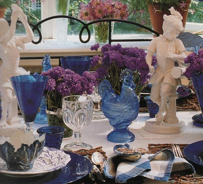 štýlové modro -biele aranžmány Modrofialovo-biele