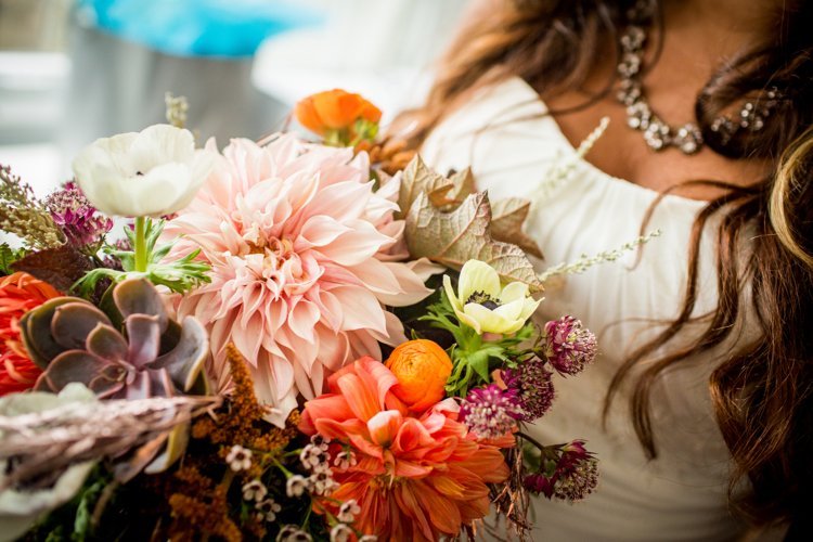 Svadobná kytica jesenné georgíny oranžová biela fialová