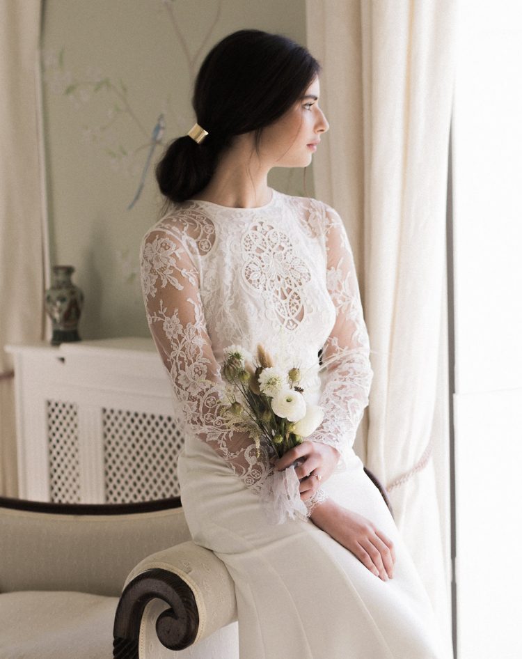 malá svadobná kytica ranunculus biele zelené trávy