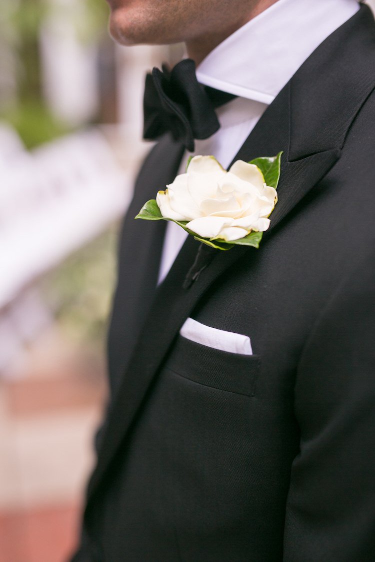 Biela vrecková kvetina ženícha Gardenia Boutonnière