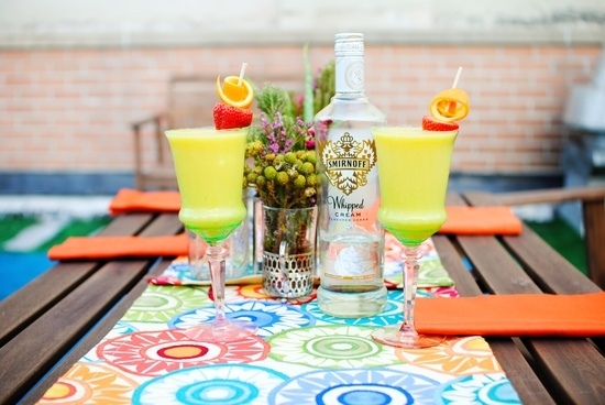 kvetinová dekorácia záhradný stôl urobte si nápady na letnú dekoráciu sami s kvetmi