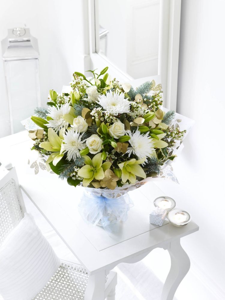 vianoce-kvety-rozdavaj-biele-georginy-zelene-lilie