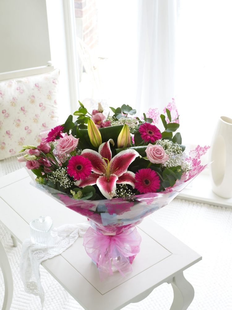 Deň matiek-kytica-rozdávať-ružovo-fialovo-biela