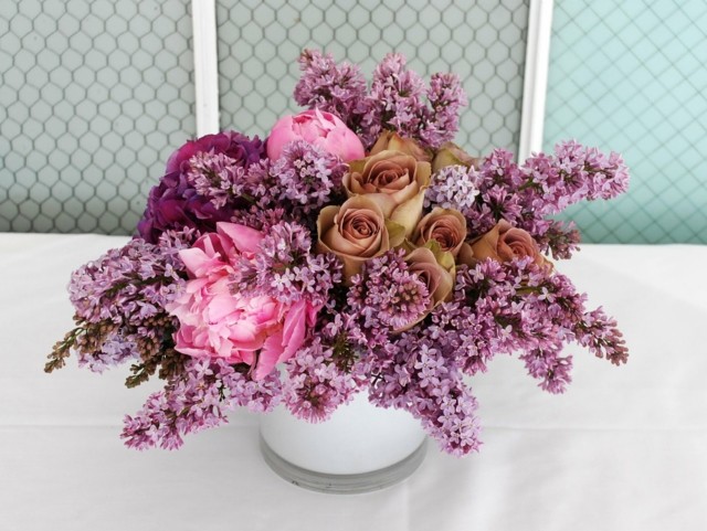 Snové jarné kvety: šeříky, pivonky a ruže vo fialových odtieňoch kytica orgován ruže pivonky purpurová romantická