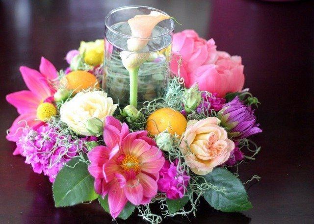 Stolná dekorácia vyrobená z venca z jarných kvetov jarné kvety ružová svadobná dekorácia tabuľa oranžové nápady