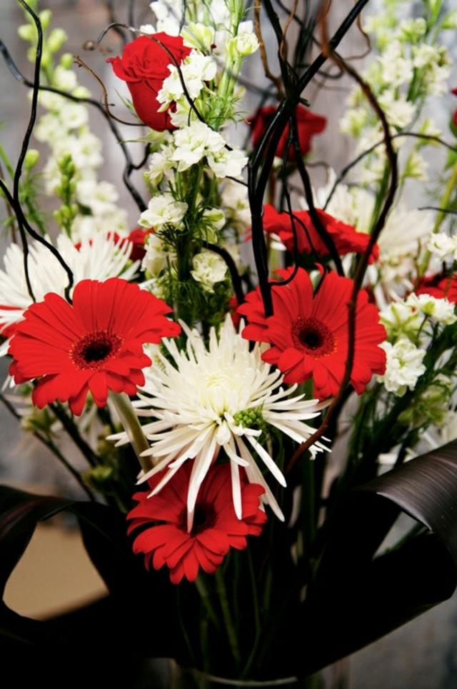 Pobočky sú veľmi vhodné aj ako dekorácia na stôl jarná dekorácia stolové kvety červené konáre biele