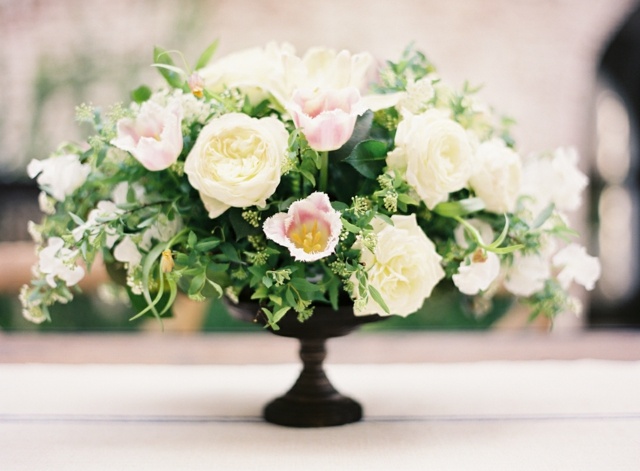 Romantické prestieranie z ruží a tulipánov kvety kytice sen svadba biele ruže