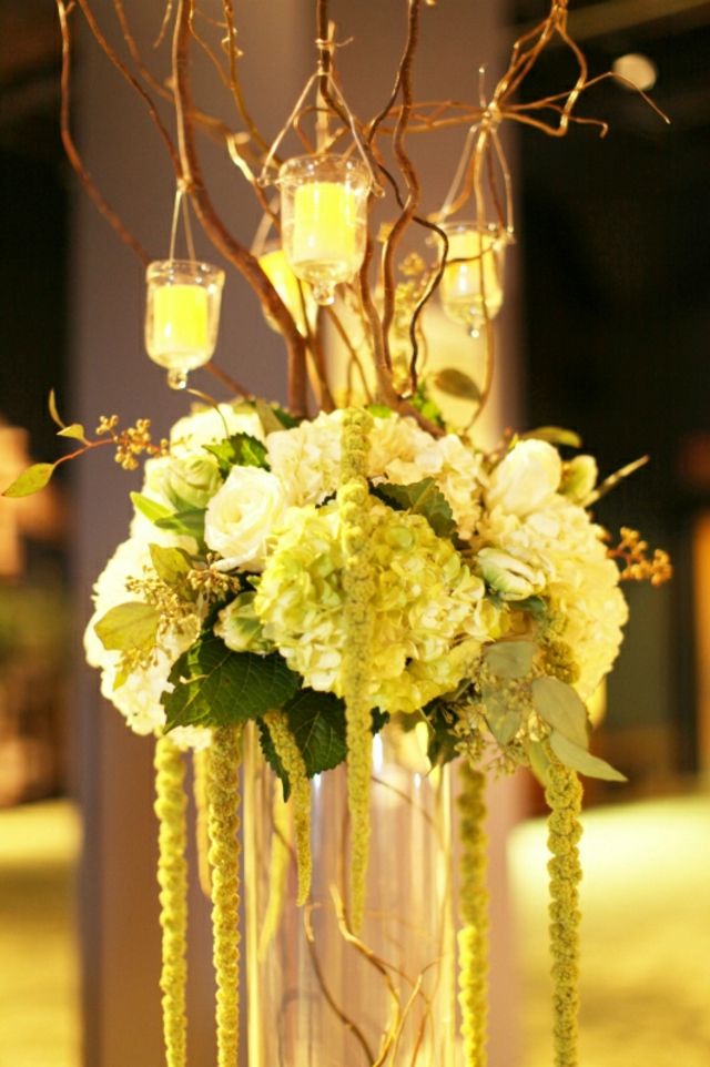 Prestieranie s vetvami a peknými kvetmi biela dekorácia stola oženiť sa s recepciou peknou