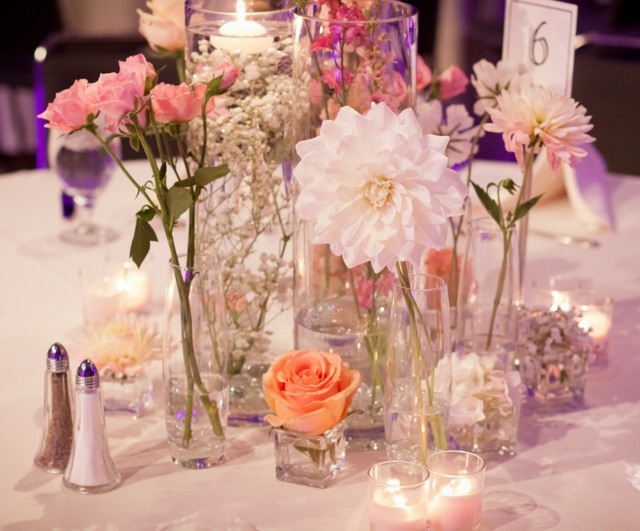 Dekorácia stola vyrobená z kombinácie rôznych jednotlivých kvetov vázy kvety jarná výzdoba stolu svadba romantická