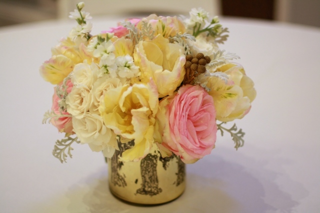 Ozdoby na kvetinový stôl - pivonky sú perfektnou voľbou pivonky biela ružová malá kytica pekná