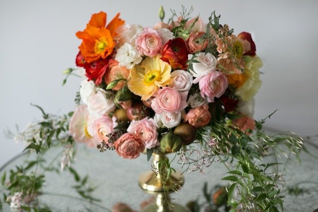 Nádherné dekorácie na stôl vyrobené z ruží a sasaniek kvety dekorácia stolu farebná romantická sasanka jar