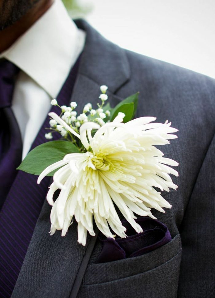 Kvetinové trendy na svadbu - použite boutonniere pre ženícha kvety svadobné trendy 2015 chryzantéma biela boutonniere
