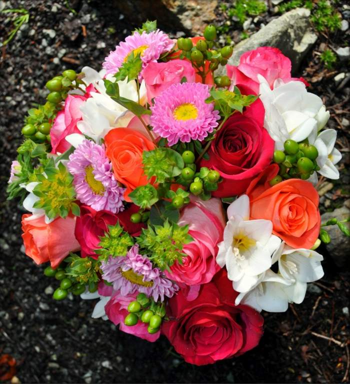 Výber farebnej kytice pre trendovú svadbu letná kytica svadobné ruže trend nápad nevesta