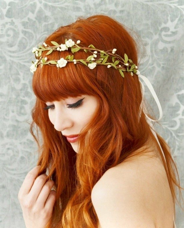 Čelenka z kvetov je trendová ryšavé vlasy vlasové doplnky kvetinový veniec ofina nevesta svadba